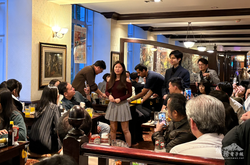 歐青會長陳妍於會中致詞，並逐一介紹來自世界各地及歐洲各地的青商貴賓與成員，協助與會者認識彼此的組織角色、所在地區及參與背景，促進現場交流互動更加熱絡