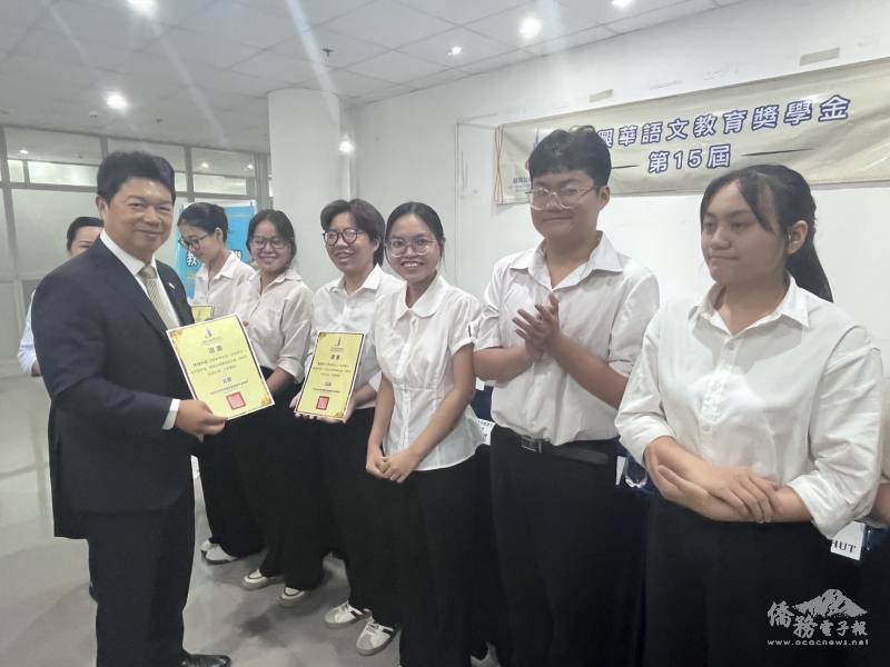 來自胡志明市師範大學、胡志明市社會人文大學及胡志明市工商工業大學的獲獎學生合影留念