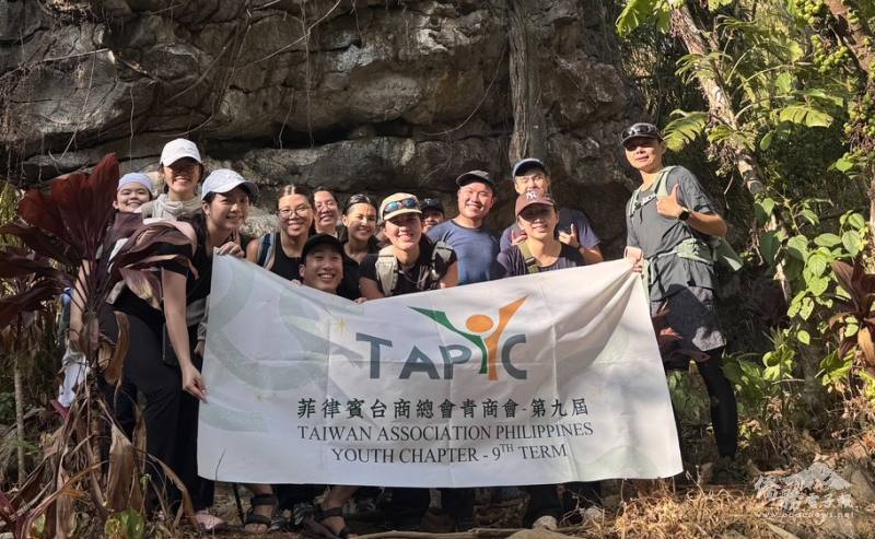 參與青年於Mt. Nagpatong健行途中開心合照，在山林美景中留下難忘回憶。