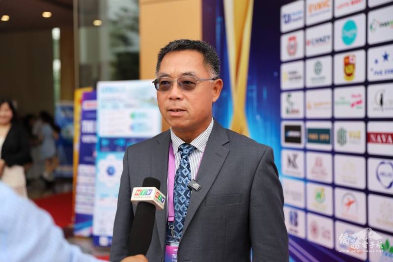 越華國際學校董事長暨海華文教基金會副董事長謝明輝接受媒體訪問