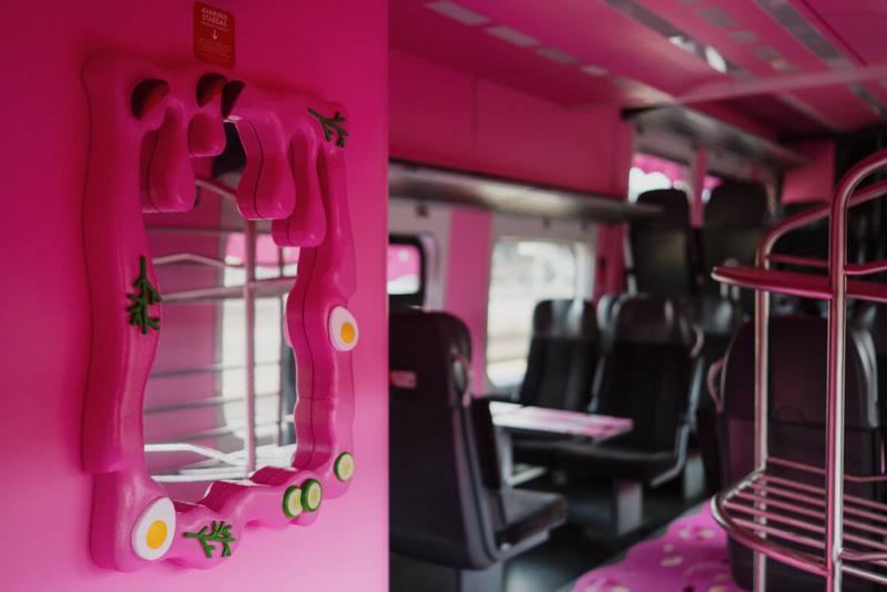 粉紅湯列車的車廂設計也加入自拍鏡等適合Instagram打卡等細節，讓旅客在抵達前就能透過視覺體驗感受維爾紐斯的趣味與創意。（Go Vilnius提供）