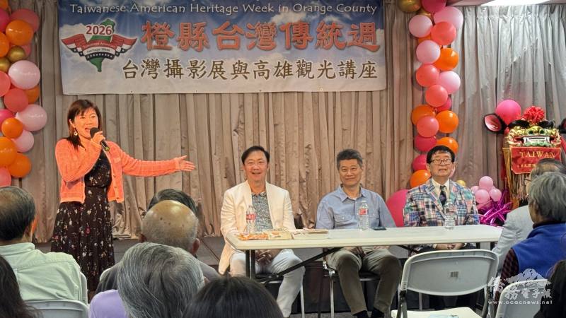 橙縣文教中心主任蕭蓓如（左起）介紹三位主講人：黃建誠、洪偉凱及洪家棟