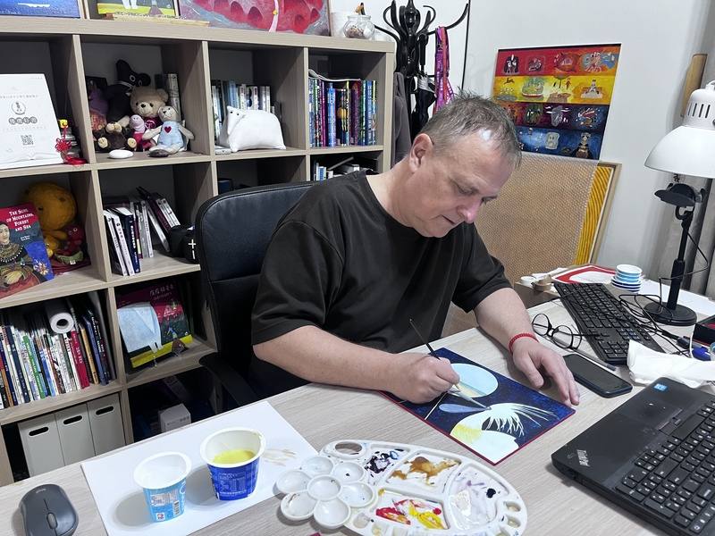 捷克插畫家湯瑪士．瑞杰可（Tomáš Řízek）長期以台灣為靈感來源，創作多本以台灣文化為背景的繪本。他的作品皆為手工繪製，並採用源自歐洲中世紀的蛋彩畫技法。