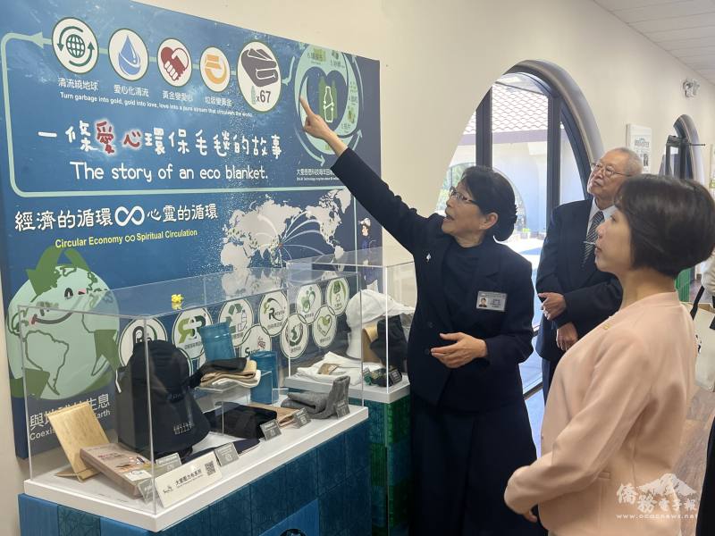 李姸慧(右)仔細聆聽慈濟環保回收產品流程