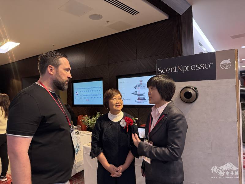 徐佳青(中)參觀「台歐日」產業交流會場，現場由Sentxpresso負責人許晴晏(右)導覽說明