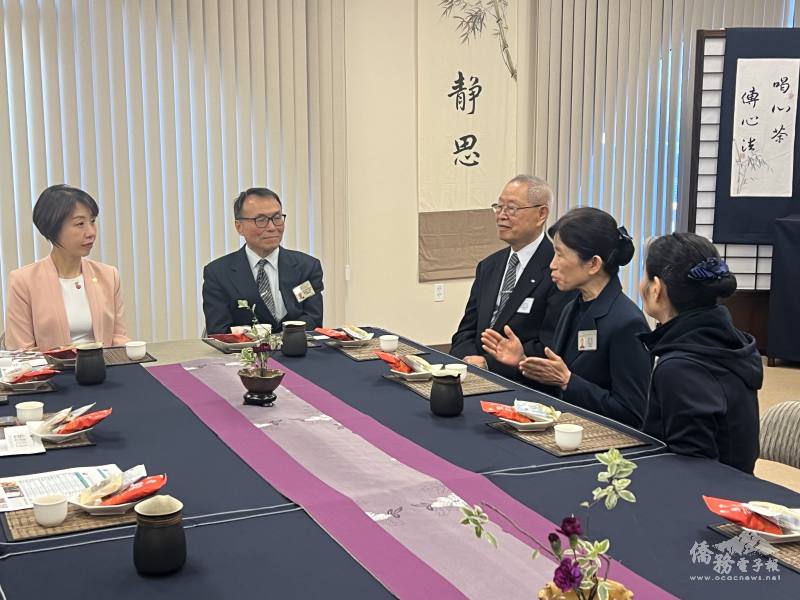 李姸慧(左一)聆聽慈濟TCML課程規劃與未來發展方向