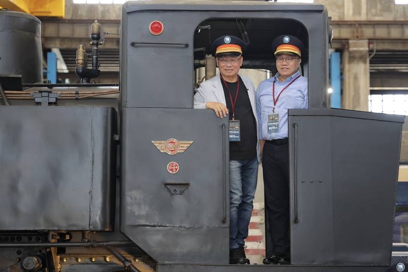 國家鐵道博物館18日上午舉行糖鐵車輛捐贈儀式，捐贈者、大鼎餐飲董事長戴勝堂（左）與文化部文化資源司司長陳修程（右）一同登車合影。