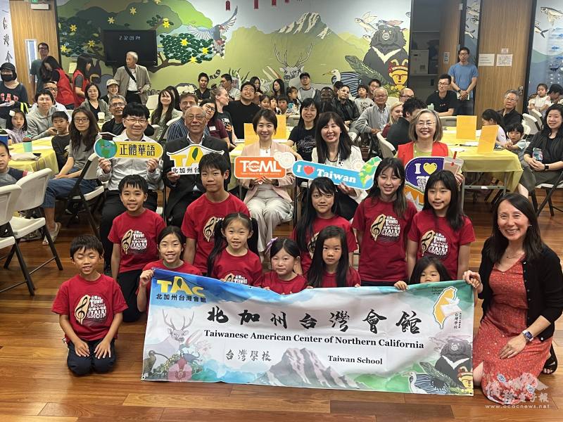 參與TCML端午節臺灣文化導覽人員與李姸慧(座位中)、莊雅淑(座位右二)大合影
