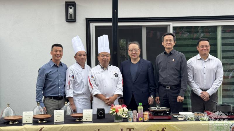 出席貴賓為（右起）陳立德、葉旭旻、馬博元、主廚范德忠、李志龍與吳正鵬
