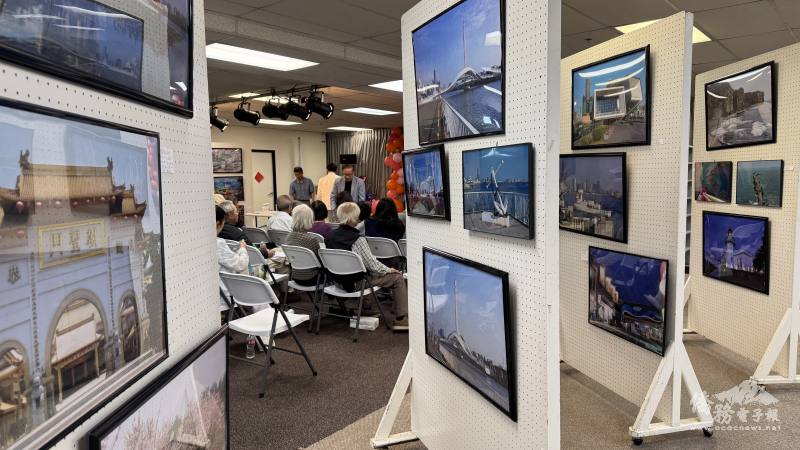現場展出洪家棟專程前往高雄拍攝的近60 幅作品