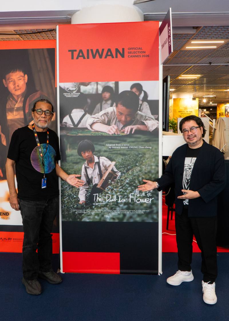 國影中心董事長褚明仁與攝影大師李屏賓於第79屆坎城影展，準備出席17日「魯冰花」於坎城經典單元的首映。圖攝於5月14日、坎城影展市場展中的台灣館。
