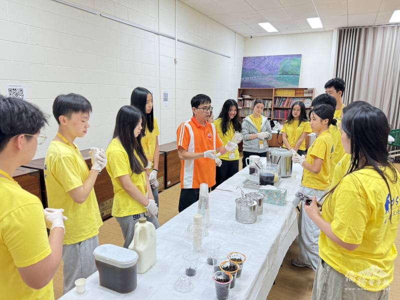 學員認真學習茶飲製作