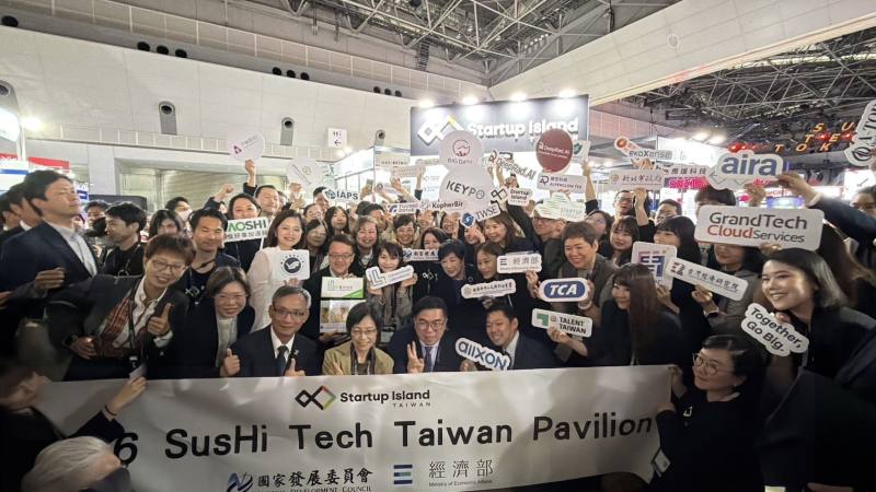 環境部部長彭啓明、東京都知事小池百合子蒞臨SusHi Tech 2026台灣館合照