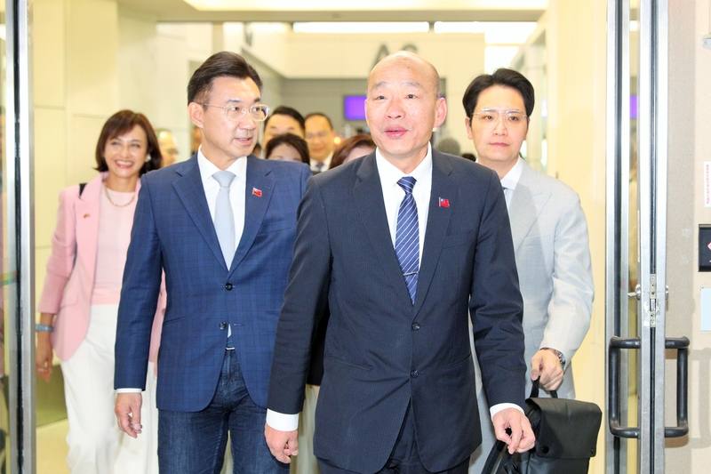 立法院長韓國瑜（前）率跨黨派立委前往法、英推動國會外交，17日下午返台，訪問團一行20人搭乘的華航班機在下午5時22分抵達桃園國際機場，立法院副院長江啟臣（前左）也特別前往接機。
