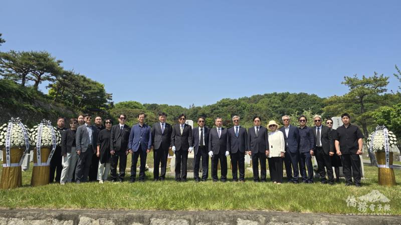駐韓國代表處代表丘高偉與韓華僑團校弔祭韓戰華僑烈士