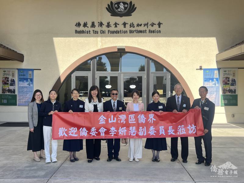 黃啟貞(左五)及慈濟師兄師姊歡迎李姸慧(右四)到訪
