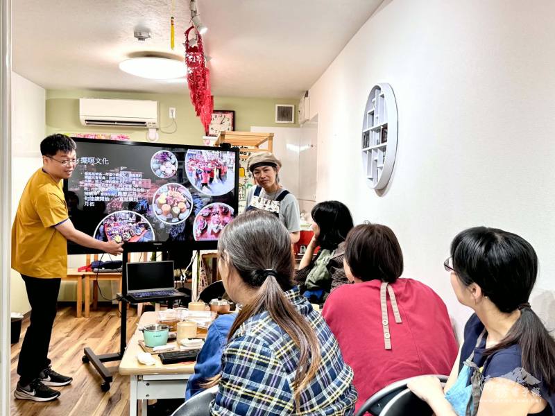 課堂中介紹馬祖的擺暝文化