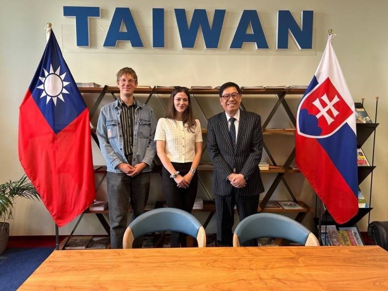 斯洛伐克藝術家巴蘭（Peter Baran，左）與胡奇柯娃（Valentina Hučková，中）近日拜會駐斯洛伐克代表李南陽（右），分享在台灣駐村創作經驗，雙方並就未來合作推動台斯文化交流交換意見。（駐斯洛伐克代表處提供）