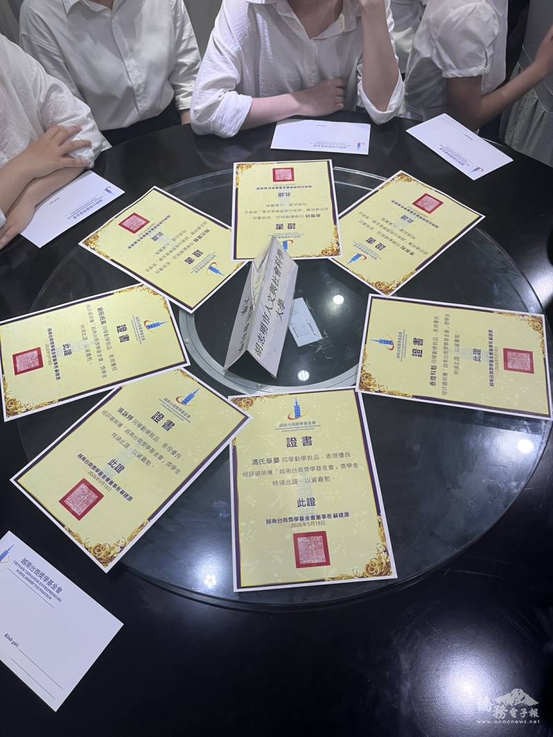 獲獎學生展示獎狀與獎學金，展現優異華語學習成果與青春自信