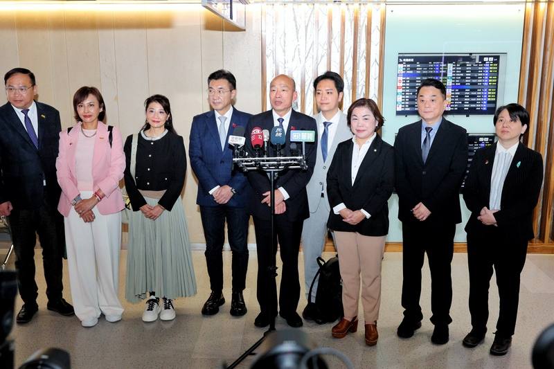 立法院長韓國瑜（右5）率朝野立委前往法國、英國訪問，推動國會外交，17日下午搭機返台，在桃園國際機場發表談話，他說，行程獲得很大效果、收穫很豐富。