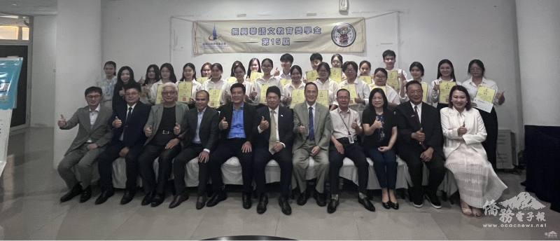 駐胡志明市辦事處處長韓國耀頒發獎學金予獲獎學生，勉勵持續精進華語能力
