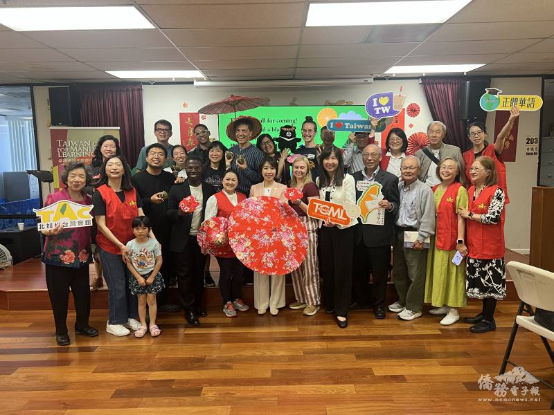 TCML學員手持肉粽與手工藝品，和僑務委員會副委員長李姸慧(前排中)及金山灣區文教中心主任莊雅淑(前排右五)合影