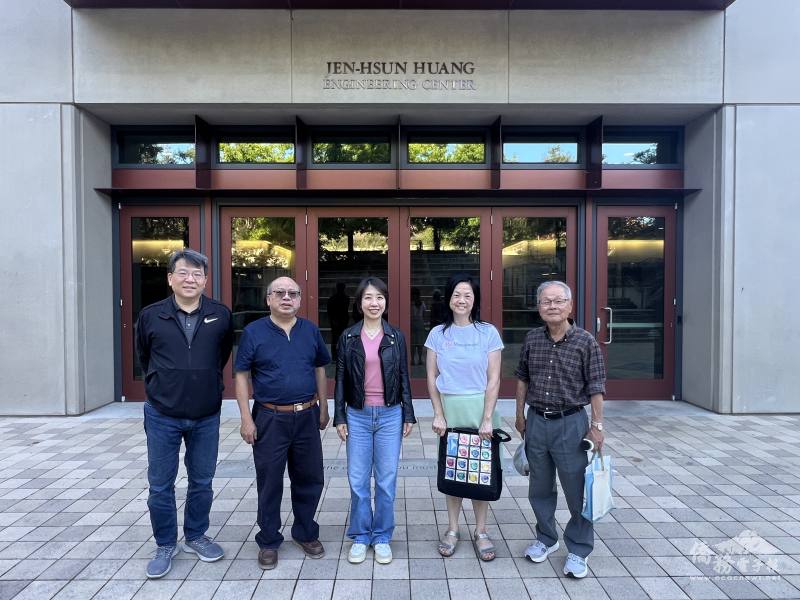 李姸慧(中)與灣區教授顏亞惠在史丹佛大學Jen-Hsun Huang Engineering Center（黃仁勳工程中心）前合影
