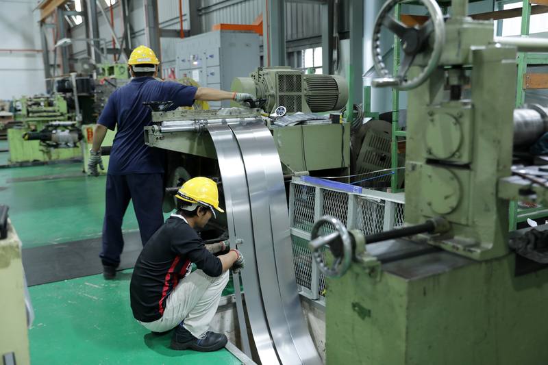 檳城半導體聚落外溢效應，也讓銅、不鏽鋼、鋁、鐵以及冷軋熱浸鍍鋅鋼板等金屬加工需求暢旺。圖為進駐大馬的台灣金屬板材業者廠房進行金屬加工。