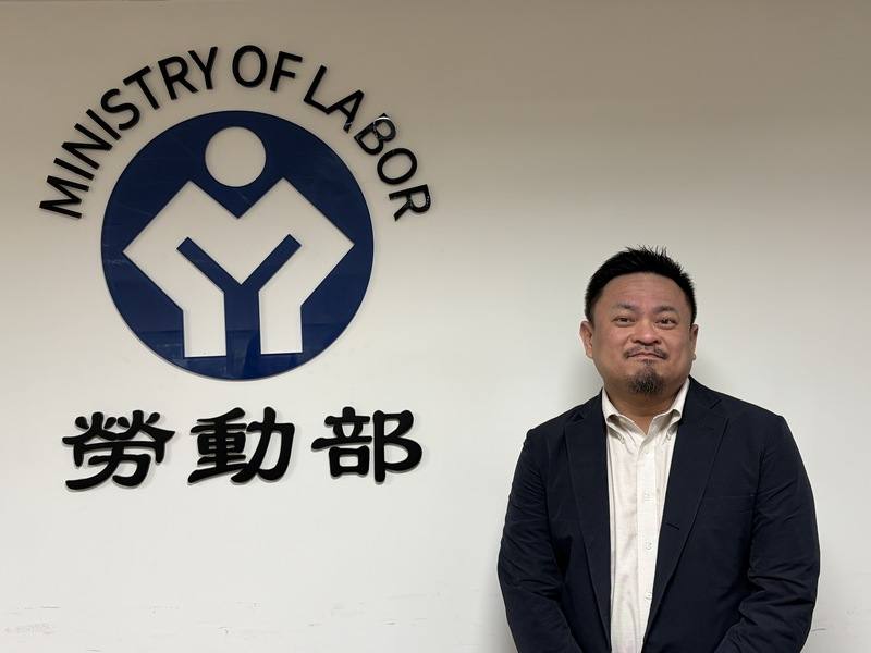 行政院將推0歲到18歲的全程支持方案，包含彈性育嬰假升級、產假延長等，勞動部長洪申翰19日向媒體說明，規劃加給職代津貼、新聘人力補助及獎勵，方案中各種增加的育兒友善假薪資成本都會由政府負擔。