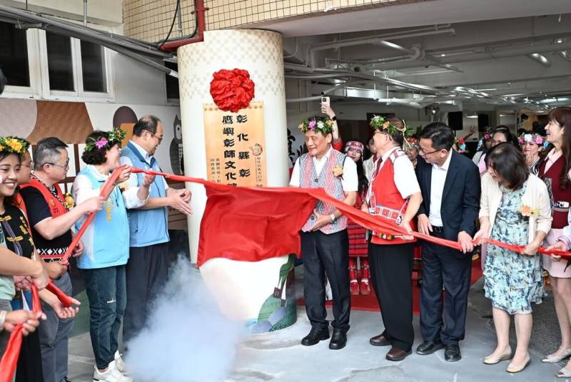 彰化首座結合國立大學資源的原住民族文化健康站19日正式啟用，原住民族委員會主任委員曾智勇Ljaucu．Zingrur（前右4）等人出席剪綵。（彰化縣政府提供）