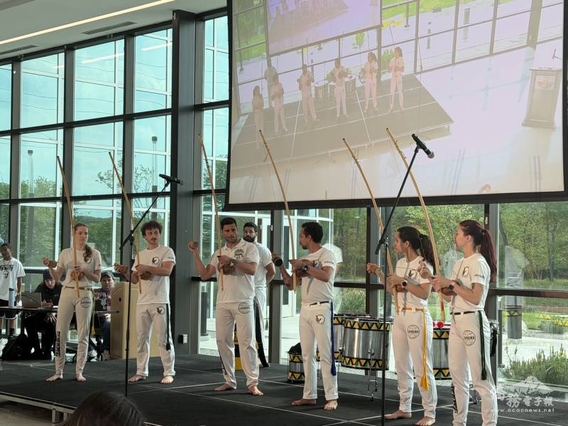 巴西團隊演奏獨特樂器 Berimbau，並呈現融合武術與舞蹈的演出