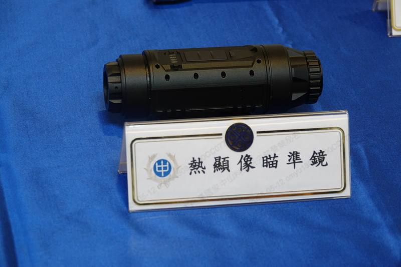 與紅隼二型火箭彈一同開發的熱顯像瞄準鏡，透過戰術滑軌可裝置在發射器，鏡片刻劃有預測瞄準線（PLOS），方便夜間接戰。