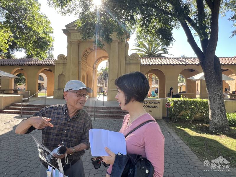 李姸慧在教授梁耕三引導下參觀史丹佛大學校園，梁耕三說明臺灣與史丹佛大學各項連結及特色