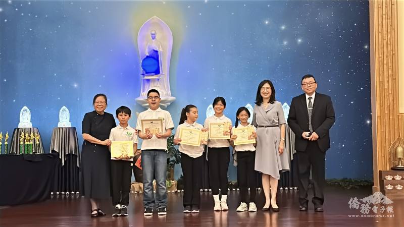 休士頓文教中心主任王盈蓉(右2)與慈濟基金會德州分會執行長林書賢(右1)、休士頓慈濟人文學校校長曾維真(左)，及去年參加雙十國慶壁報展得獎同學合影