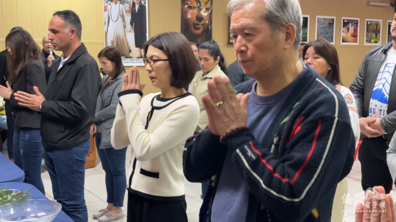 僑界代表與當地人士一同祈福