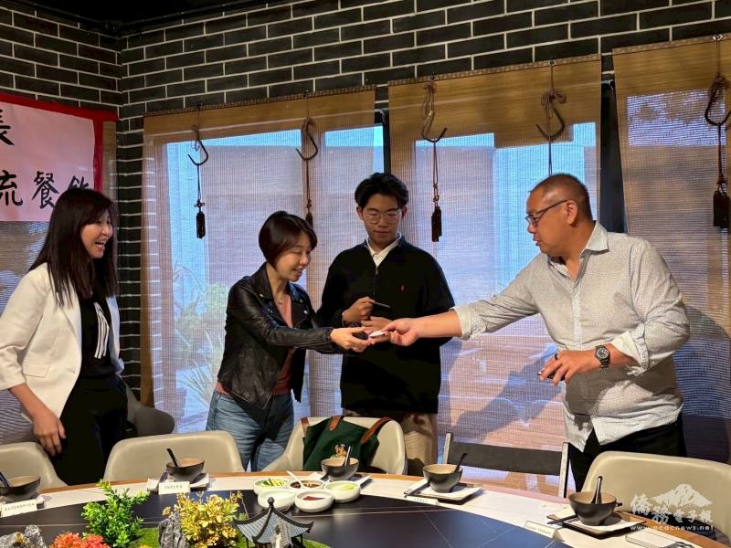李姸慧(左二)親切與史丹佛大學臺灣學生、教授交換名片