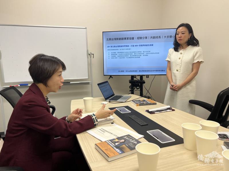 副委員長李姸慧(左)與Taelor AI創辦人鄭雅慈(右)交流