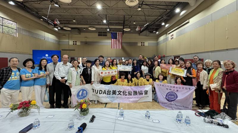 與會來賓把握機會與張警官合影