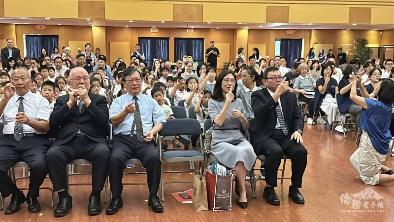 學校師長帶領全場以手語互動齊唱〈因為你，因為我〉氣氛溫馨感人