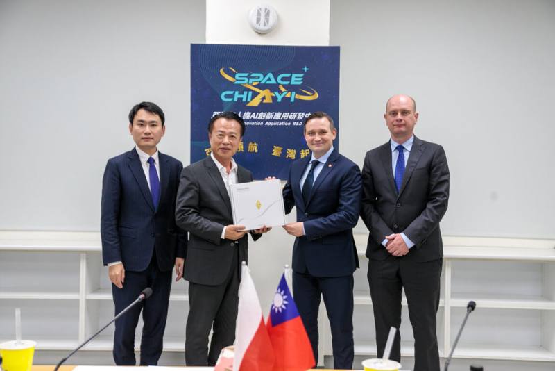 波蘭經濟發展暨科技部政務次長雅洛斯（Michał Jaros）（右2）18日率團到亞洲無人機AI創新應用研發中心參訪，嘉義縣長翁章梁（左2）出面接待，雙方互贈紀念品。（嘉義縣政府提供）