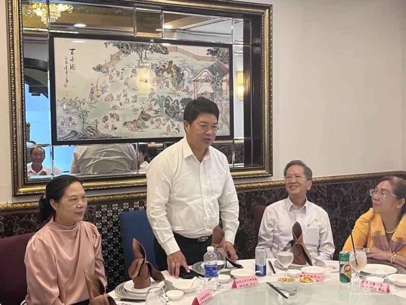 駐胡志明市辦事處處長韓國耀於會後餐敘交流時分享僑生返臺升學與僑教發展相關看法