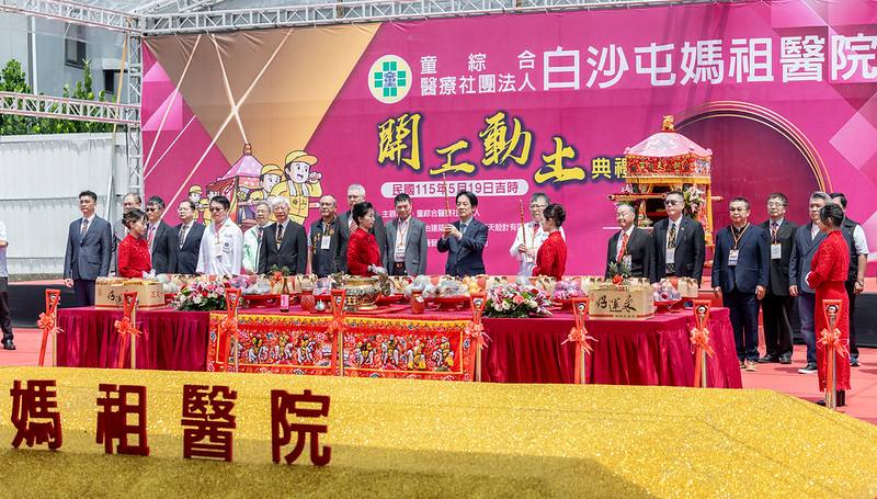總統與現場貴賓一同進行祈福動土儀式