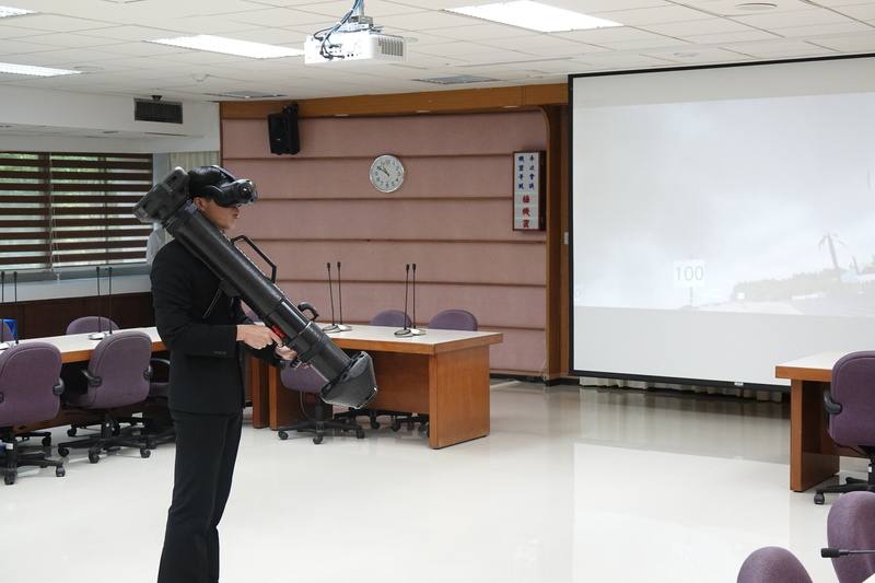 中科院為紅隼二型火箭彈一併開發訓練模擬器，透過戴上VR模擬眼鏡和發射模擬器，模擬實彈發射訓練，加強訓練成效以及節省射手訓練成本。