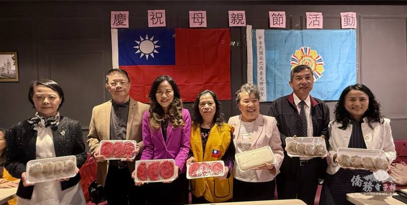 右起臺貿中心主任施懿倫、僑務諮詢委員張宏昌和斯碧瑤、會長高妮娜贈送臺灣美食小吃給貴賓、處長朱怡靜伉儷、組長徐澤玗