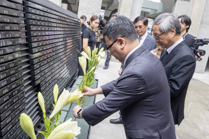 行政院政務委員林明昕（中）、文化部長李遠（右）在紀念碑前獻花，向政治受難者致意