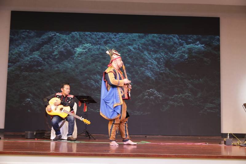 來自台東達魯瑪克部落的魯凱族原住民佶佬（右），移居馬來西亞檳城仍致力守護鼻笛文化，圖為他於2024年在駐馬來西亞台北經濟文化辦事處舉辦的中華民國國慶酒會中，受邀以鼻笛演出魯凱族達魯瑪克部落傳統歌謠。