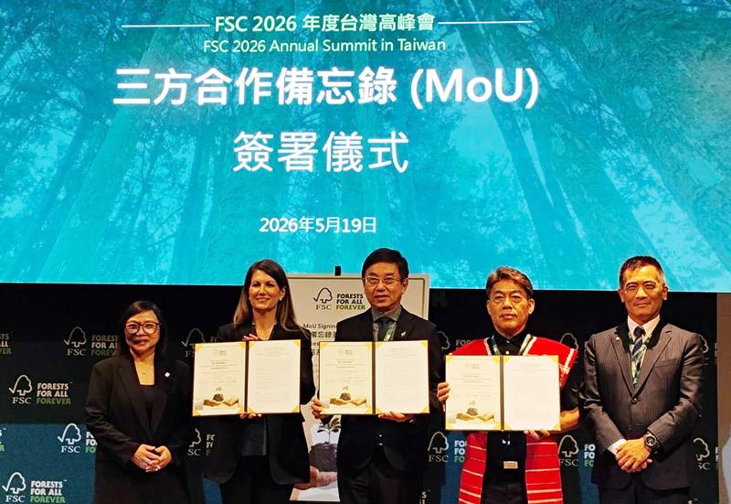 國際森林管理委員會（FSC）台灣辦公室19日在台北萬麗酒店，舉辦「FSC 2026年度台灣高峰會」，宣布以苗栗南庄賽夏蓬萊部落原住民保留地、林保署所屬國有森林基地，共同推動「生態系服務驗證影響計畫」，並與林保署、賽夏族林業合作社簽合作備忘錄（MOU），林保署長林華慶（中）出席。