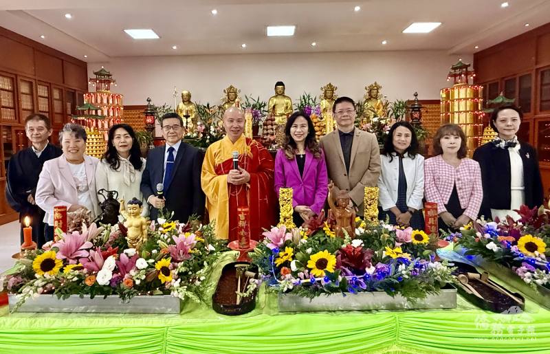 住持守志法師（左5）、護法會會長葉光向（左4）和貴賓處長朱怡靜伉儷（右5、4）、組長徐澤玗（右一）、臺貿中心主任施懿倫（右3）、僑務委員陳寶玲（右2）、僑務諮詢委員斯碧瑤（左2）一起合照