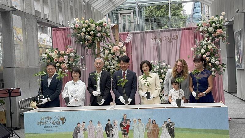 2026阿里山神木下婚禮邁入第20週年，觀光署19日宣布將帶新人搭乘全新列車「森里號」。