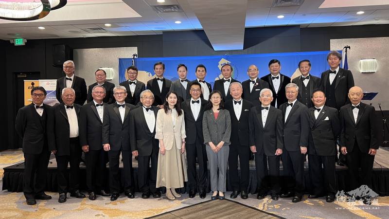 理事合影，前排左起為鄭吉成、吳豐植、楊南衡、黃敬琛、江文輝、紐約文教中心主任王怡如、卸任會長蔡慶輝、駐紐約辦事處副處長張麗賢、吳子聰、吳民雄、施俊銘、新任會長汪俊延、江浩；後排左起：金祖瑜、劉國棟、葉振忠、胡國琳、陳志瑜、鍾文忠、闕漢榮、陳家麒、羅志仁、莊震威、王智仁